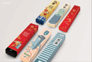 本次專案為大聯大控股 十五週年暨新大樓喬遷誌慶紀念禮。設計概念以「起家」為核心視覺語境—— 採取諧音閩南語中興家立業稱「起家」,寓意「快樂起家、吃食無虞。」 ,贈送筷子給搬新家的人,祝福「事業興旺,平安順利」。